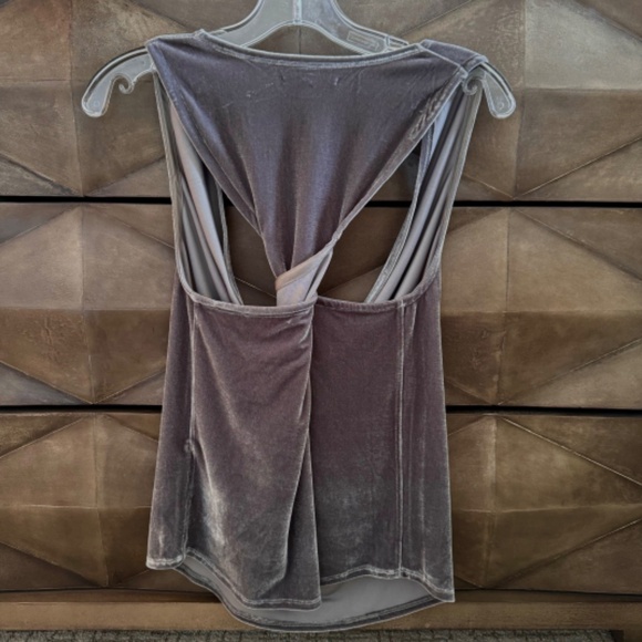 ROI SLEEVELESS COWL NECK AND TWIST-BACK TANK - Picture 4 of 4